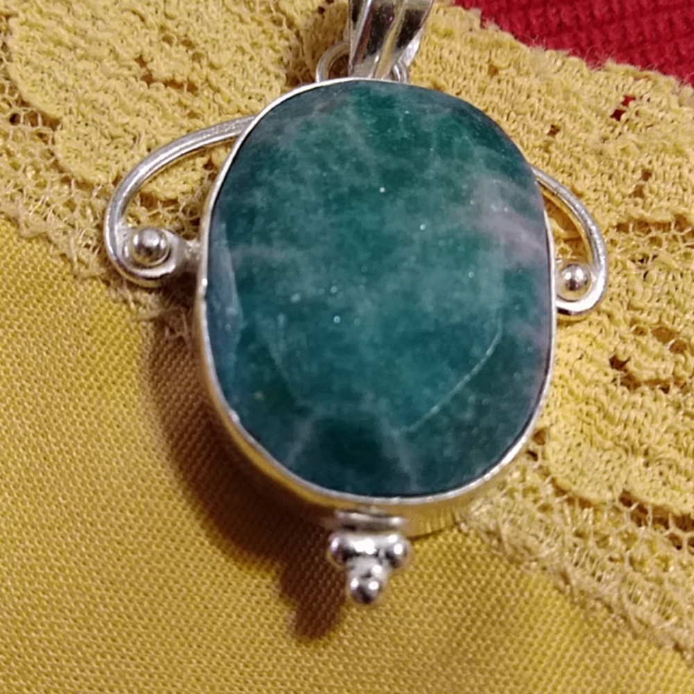 NWT-EMERALD BALI STERLING SILVER. SUSPENDED ON AN 18-IN STERLING CHAIN. 1- 1/2"L
